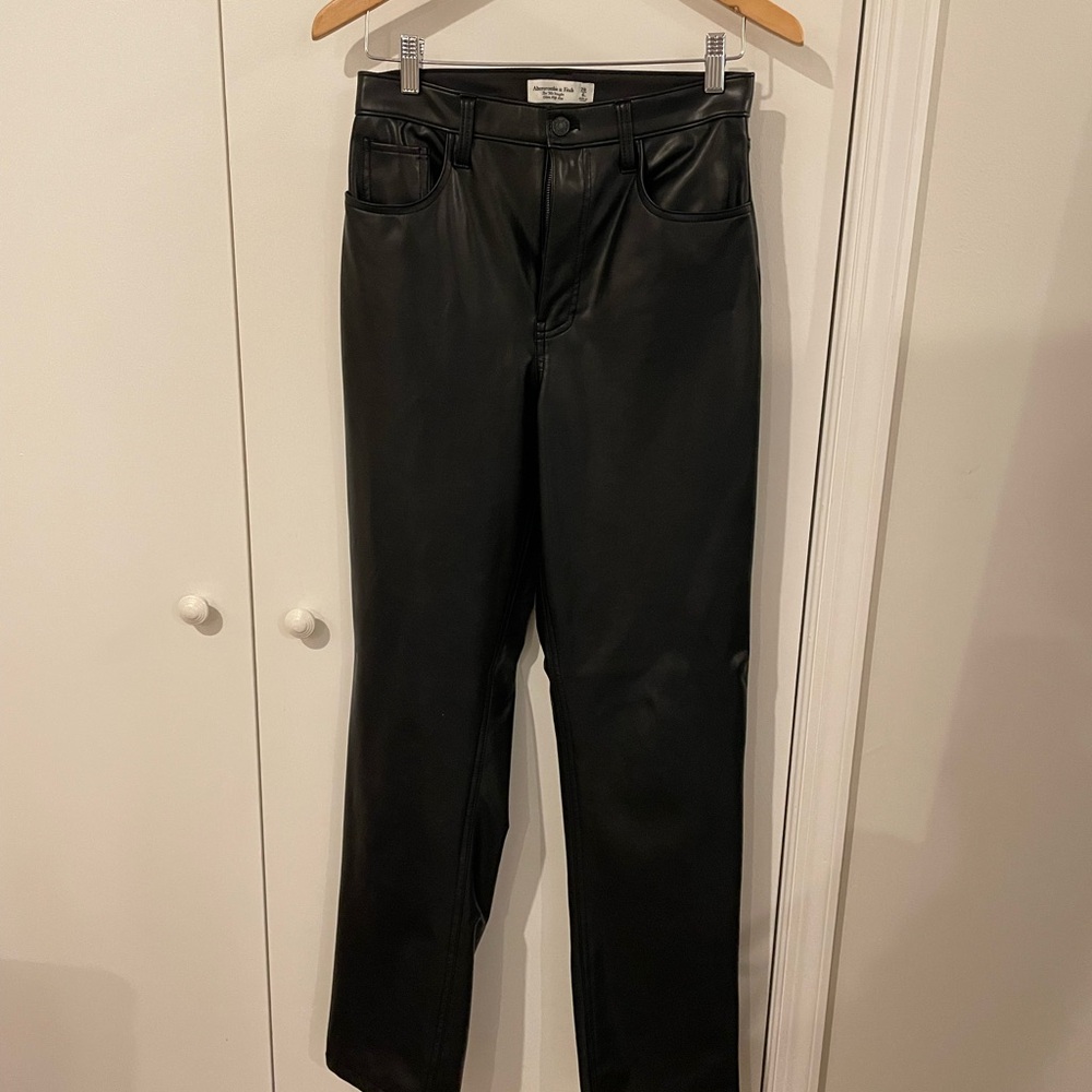 Abercrombie And Fitch 90S Straight Ultra High Rise Vegan Leather Pant Long - Picture 6 of 8